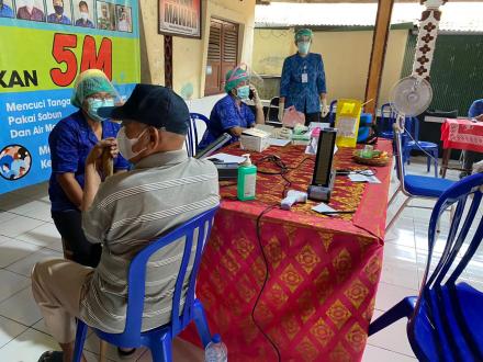 Vaksinasi Coronavak Pertama di Desa Tegallinggah